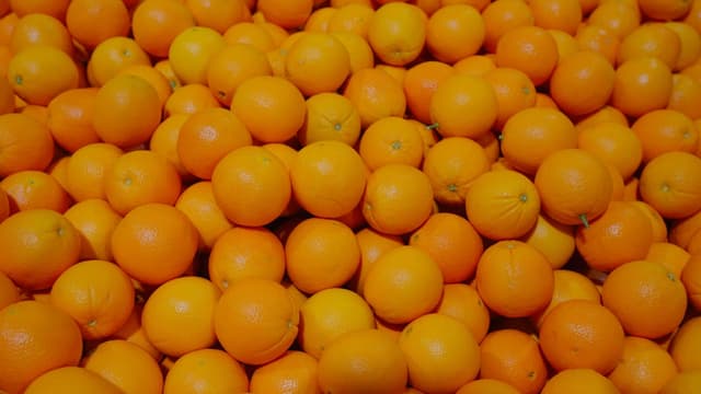 For Reemoon's citrus line campaign, a close-up shows a pile of fresh oranges filling the frame.